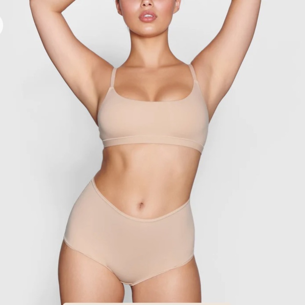 Skims Scoop Bralette in Clay